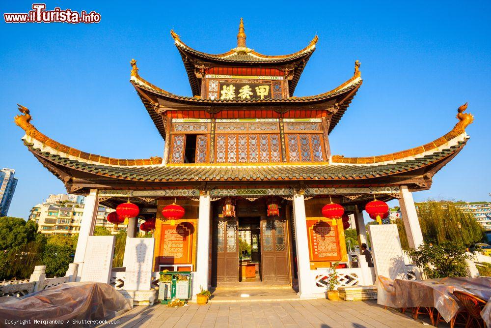 Immagine La torre Jiaxiu a Guiyang, provincia di Guizhou, Cina. Questo suggestivo edificio ha piastrelle verdi e pilastri rossi; s'innalza per circa 20 metri su tre livelli  © Meiqianbao / Shutterstock.com