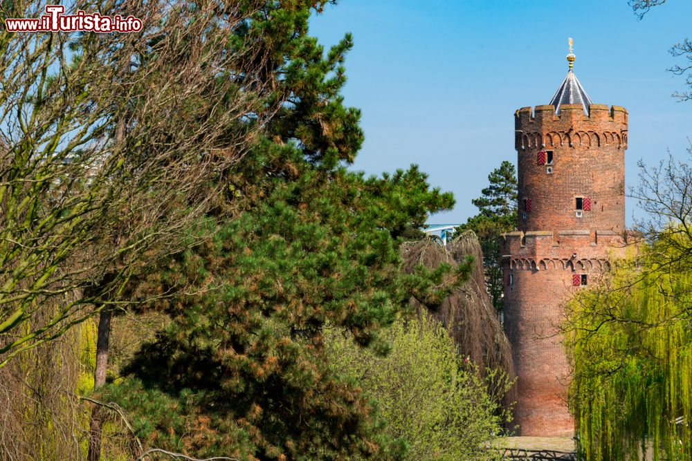 Immagine La torre Kruittoren al Kronenburgerpark di Nijmegen, Olanda.