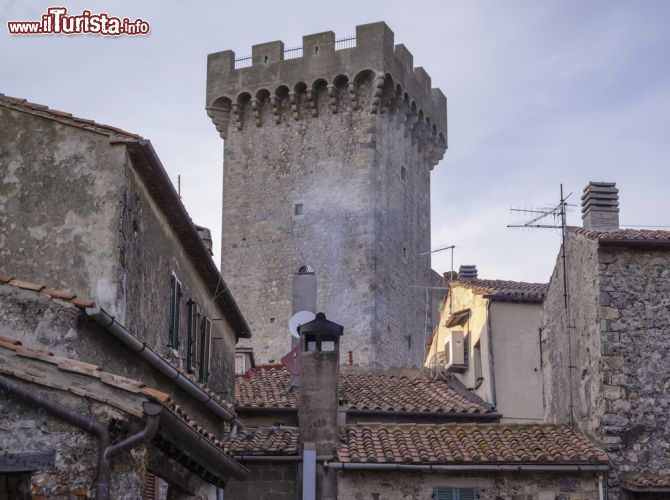 Immagine La torre medievale a Capalbio, provincia di Grosseto, Toscana - © Angelo Giampiccolo / Shutterstock.com
