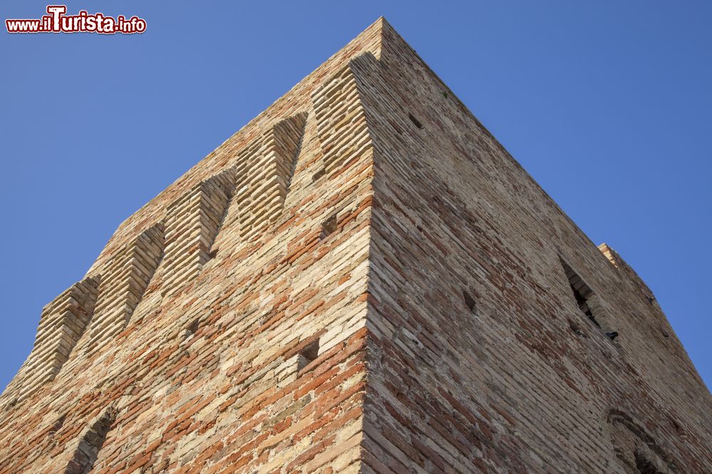 Immagine La torre medievale di Ripatransone, nelle Marche, Italia. Un bel dettaglio architettonico di questa costruzione di carattere militare.