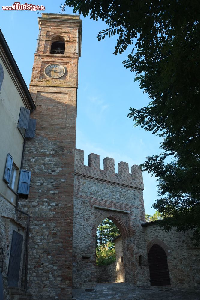 Immagine La torre mediovale del borghetto di Monte Colombo visicno a Montescudo di Rimini