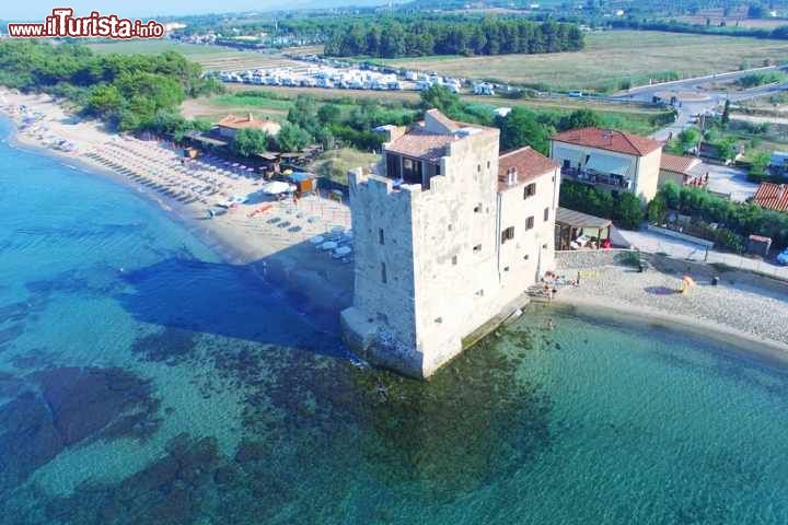 Immagine Una fotografia aerea della splendida spiaggia della Torre Mozza di Follonica, distante 3 km dal centro città - foto © pisaphotography / Shutterstock.com