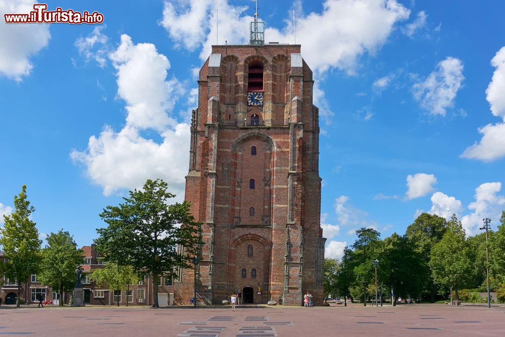 Immagine La Torre Pendente di Leeuwarden (De Oldehove): si trova nel centro della città della Frisia. Nonostante non raggiunga la pendenza della torre italiana, la sua posizione poco rassicurante cattura sicuramente l'attenzione di chi la osserva.