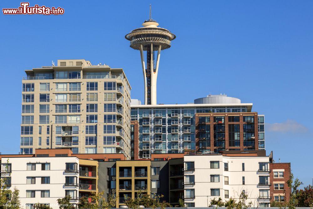 Immagine La torre Space Needle dietro a edifici nel distretto Lower Queen Anne di Seattle, Washington - © Frank Fell / Shutterstock.com