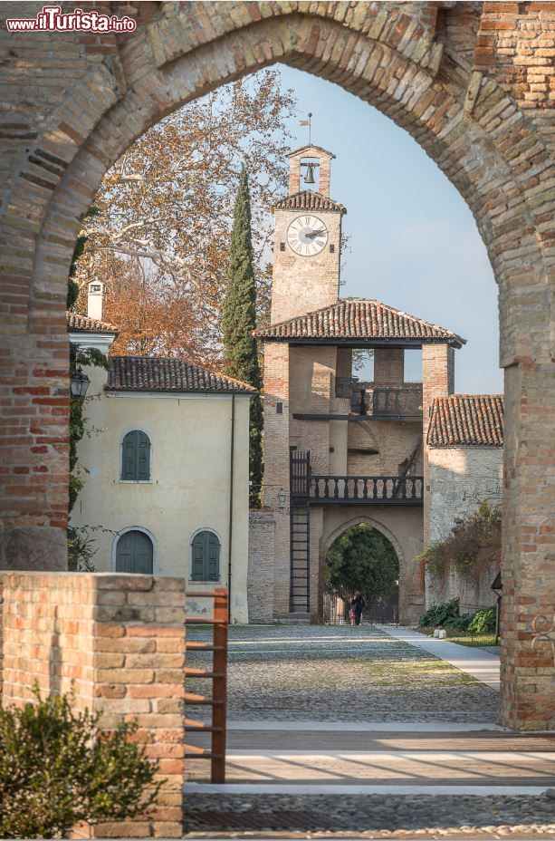Immagine La torre sud del castello a Cordovado, Pordenone, vista attraverso un arco delle mura (Friuli Venezia Giulia).