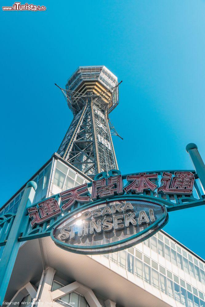 Immagine La Torre Tsutenkaku a Shinsekai, Osaka: la "Torre che tocca il cielo" (questo il significato letterario del suo nome) è uno dei più famosi edifici di Osaka nonché una vera attrazione per i turisti - © AfriramPOE / Shutterstock.com