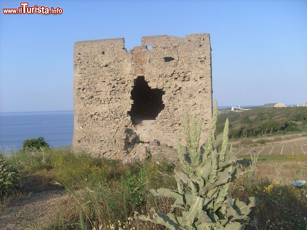 Immagine La Torre vecchia di Cirò Marina in Calabria, costa ionica - © Marco.parrilla, CC BY-SA 3.0, Wikipedia