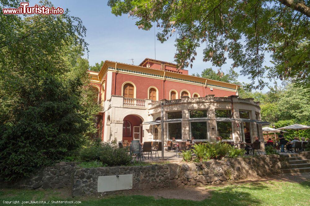 Immagine La Tower Castanys, sede del Museo Volcanoes di Olot, Catalogna, Spagna. Attraverso la visita di questo spazio museale si possono apprendere i fenomeni sismici e gli ecosistemi presenti nella comarca di Garrotxa ma anche sperimentare una simulazione di terremoto - © joan_bautista / Shutterstock.com