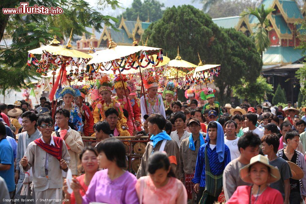 Immagine La tradizionale cerimonia per diventare monaco nella provincia di Mae Hong Son (Thailandia) - © Bplanet / Shutterstock.com