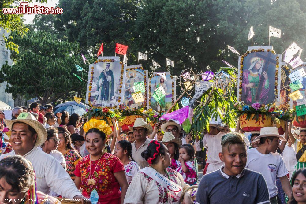 Immagine La tradizionale festa della Guelaguetza nella città di Oaxaca de Juarez, Messico. Questa celebrazione fa parte dei culti popolari della Virgen del Carmen - © Bernardo Ramonfaur / Shutterstock.com