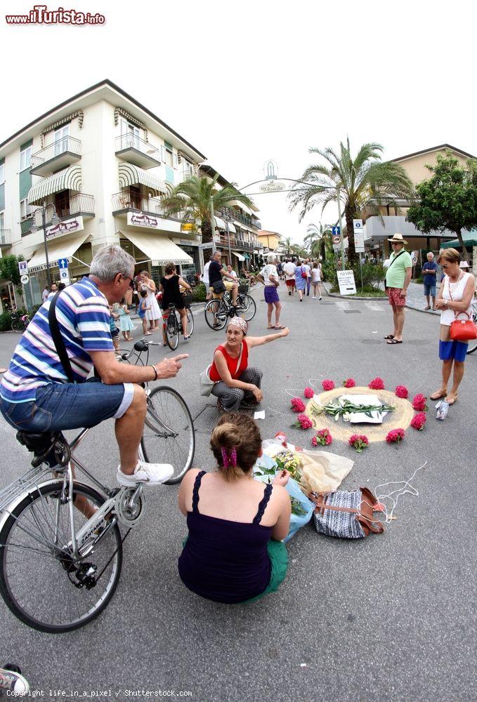 Immagine La tradizionale festa in onore del patrono di Sant'Antonio da Padova a Marina di Pietrasanta, Toscana. In quest'occasione si realizzano tappeti colorati con segatura e altri materiali - © life_in_a_pixel / Shutterstock.com