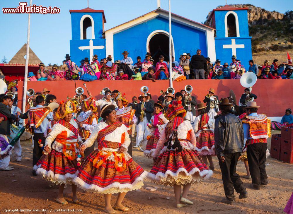 Immagine La tradizionale sfilata del carnevale di Puno, Perù, nei pressi del lago Titicaca - © Galyna Andrushko / Shutterstock.com