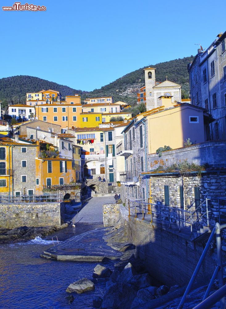 Immagine La tranquilla baia di Tellaro, La Spezia, Italia. La struttura del borgo antico si basa sulle fortificazioni originali con le case circondate dalle mura sul lato nord occidentale.