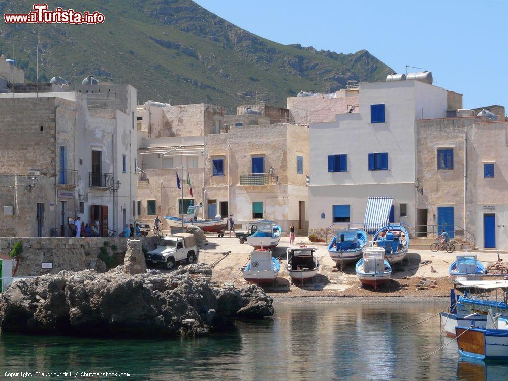 Immagine La tranquillità del porto e dell'abitato di Marettimo in Sicilia, Isole Egadi - © Claudiovidri / Shutterstock.com