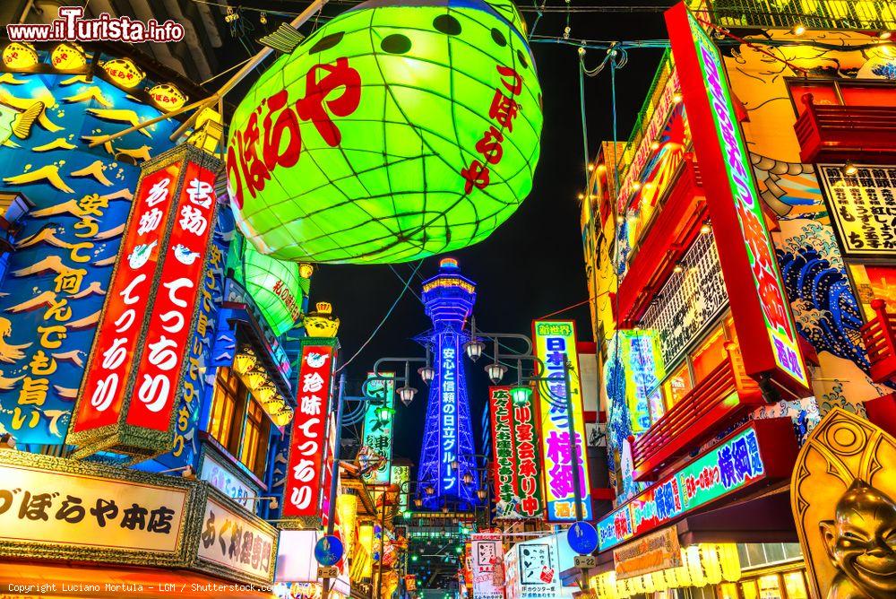 Immagine La Tsutenkaku Tower illuminata di notte nel distretto di Shinsekai a Osaka, Giappone - © Luciano Mortula - LGM / Shutterstock.com