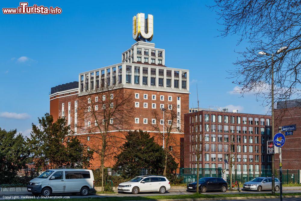 Immagine La U-Tower di Dortmund, Germania: ex fabbrica di birra, l'edificio è oggi un centro per le arti e la creatività e ospita il Museum Ostwall - © VanReeel / Shutterstock.com