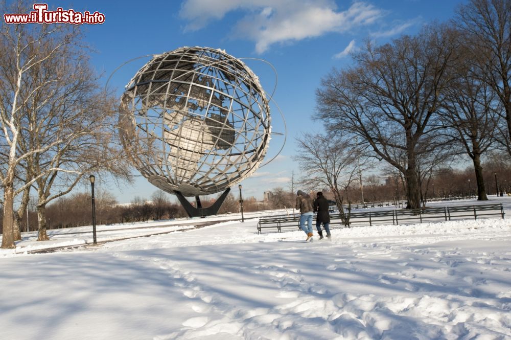 Immagine La Unisfera al Flushing Meadows-Corona Park di New York, USA. Con il suo diametro di 37 metri e un peso di 320 mila kg, questa rappresentazione della Terra in acciaio inox è il più grande globo del mondo e una dei principali simboli del distretto del Queens. © Julienne Schaer / NYC & Company, Inc.