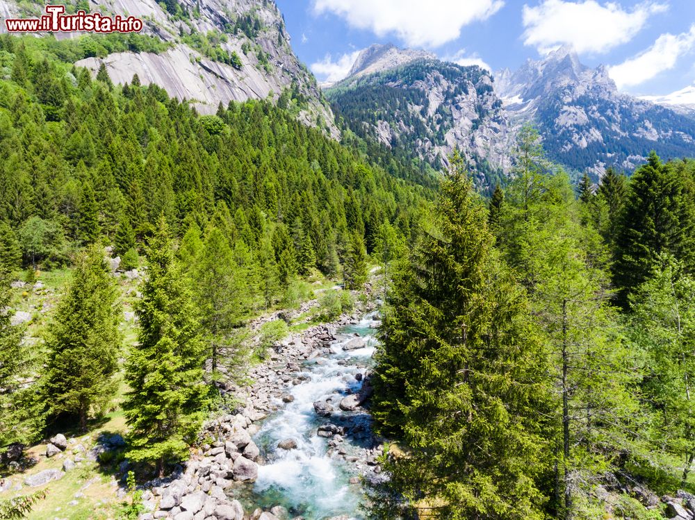 Immagine La Val di Mello in Valtellina, Lombardia. Propaggine nord-orientale della Val Masino, questa vallata è fatta di torrenti, laghi, cascate, pareti vertiginose e borghi usciti dalle fiabe.