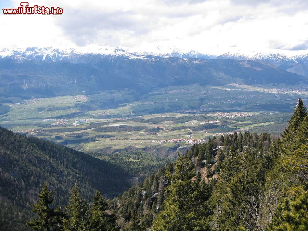 Immagine La Val di Non della zona di Predaia: in primo piano Tres, a destra Taio e sulla sinistra Mollaro