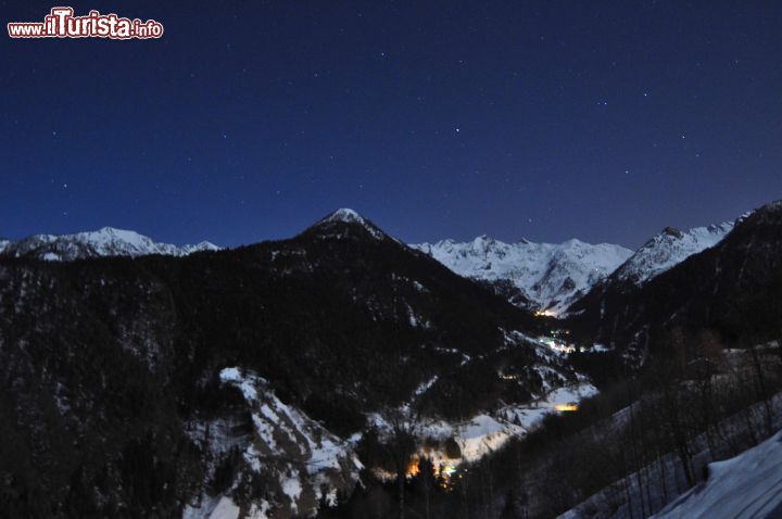 Immagine La Valgerola vista da Castello e le Orobie innevate della località sciistica di Pescegallo, Lombardia.