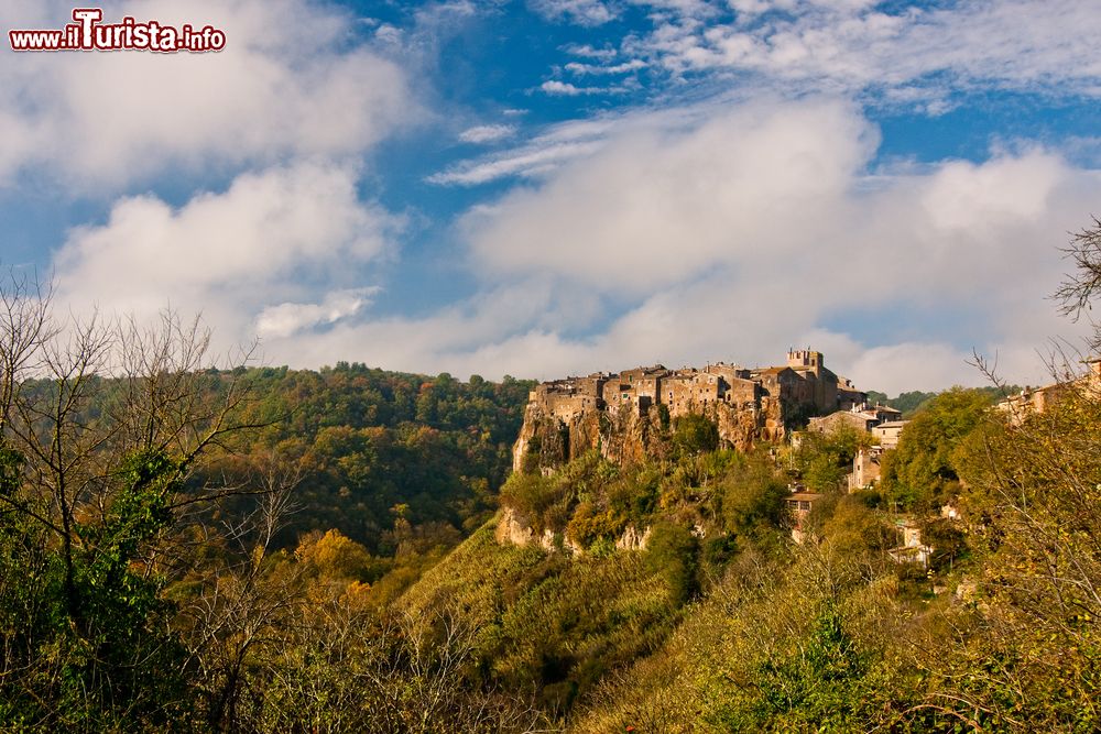 Immagine La valle del fiume Treja e il borgo hippy di Calcata (Lazio).