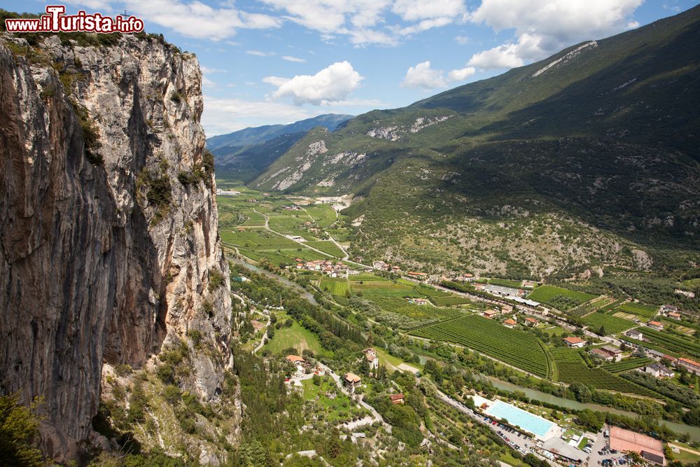 Immagine La Valle del Sarca, Trentino. Assieme a quella dei Laghi, questa valle forma una zona territoriale che si estende con orientamento nord-sud da Terlago, alle porte di Trento, a Riva del Garda per circa 34 km.