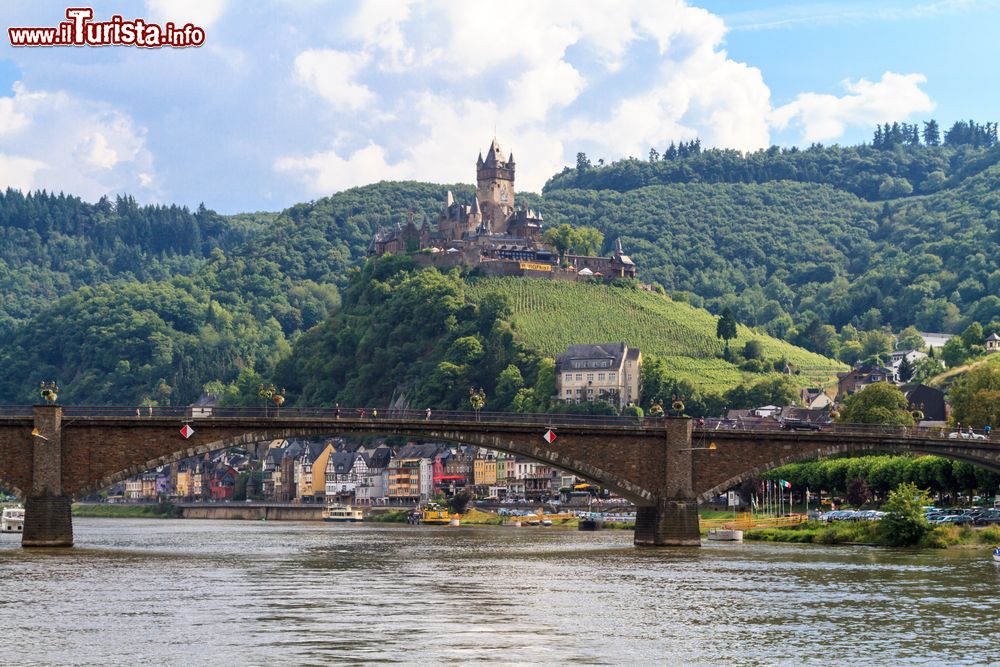 Immagine La Valle della Mosella, il fiume nell'ovest della Germania che attraversa la cittadina di Cochem.