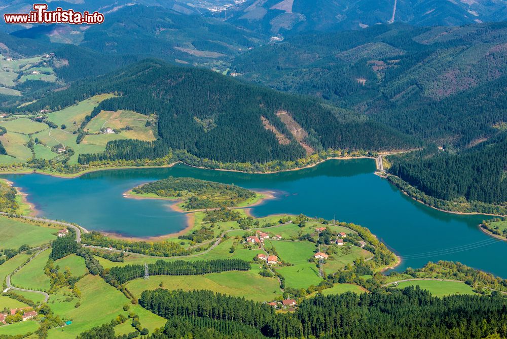 Immagine La Valle di Leniz con il bacino artificiale di Urkulu, regione di Guipuzcoa (Spagna). Una splendida veduta panoramica dall'alto di questo paesaggio naturale.