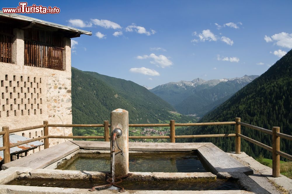 Immagine La valle di Pejo con un'antica fontana pubblica, provincia di Trento, Trentino Alto Adige.