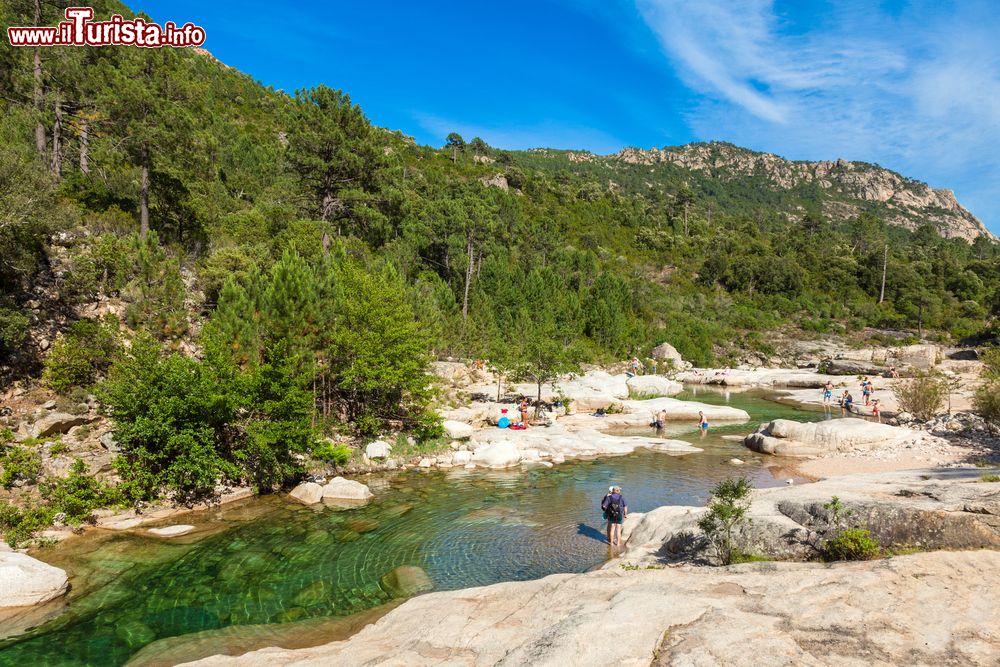 Immagine La valle di San Martinu e il torrente Cavu vicino a Lecci in Corsica