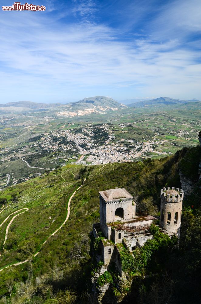 Immagine La Valle di Valderice e l'ominima cittadina fotografate da Erice in Sicilia