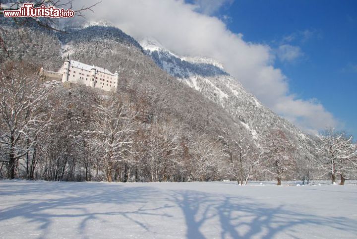 Immagine La valle Inntal innevata e, nascosto tra gli alberi, il Castello Tratzberg - situato tra le località di Jenbach e Schwaz, il bellissimo Castello Tratzberg è uno dei maggiori esempi di arte e architettura gotica del territorio tirolese e austriaco. Costruito intorno al XIII secolo, questo splendido castello medievale entrò in possesso dell'imperatore Massimiliano I e venne purtroppo distrutto da un incendio. L'edificio fu costruito nel tardo '400, per poi passare alla proprietà dei conti Enzenberg, che ne sono gli attuali proprietari. 