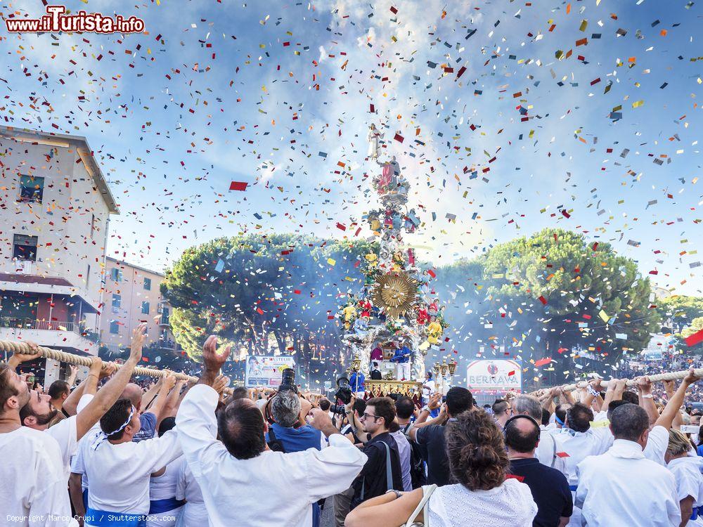 Immagine La Vara di Messina durante una processione, Sicilia. Questo grande carro votivo dedicato alla Madonna Assunta viene portato in processione il 15 agosto di ogni anno. E' alto circa 14 metri e pesa quasi 8 tonnellate - © Marco Crupi / Shutterstock.com