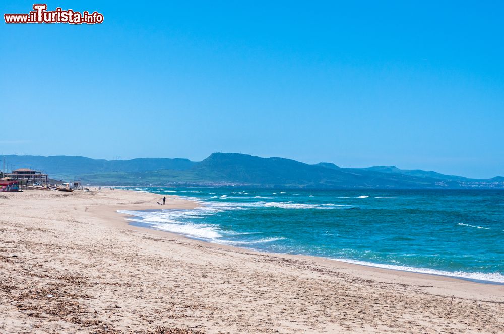 Immagine La vasta spiaggia di Badesi in Sardegna, in una giornata di sole a fine estate