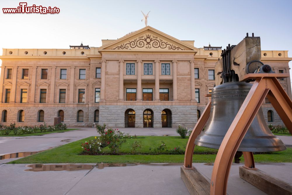 Immagine La vecchia campana di una torre situata di fronte al Campidoglio di Phoenix, Arizona.