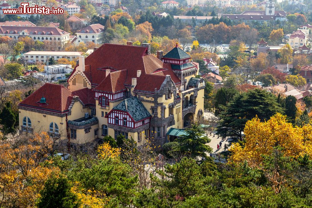 Immagine La Vecchia Casa del Governo vista dalla collina di Signal Park a Qingdao, Cina.