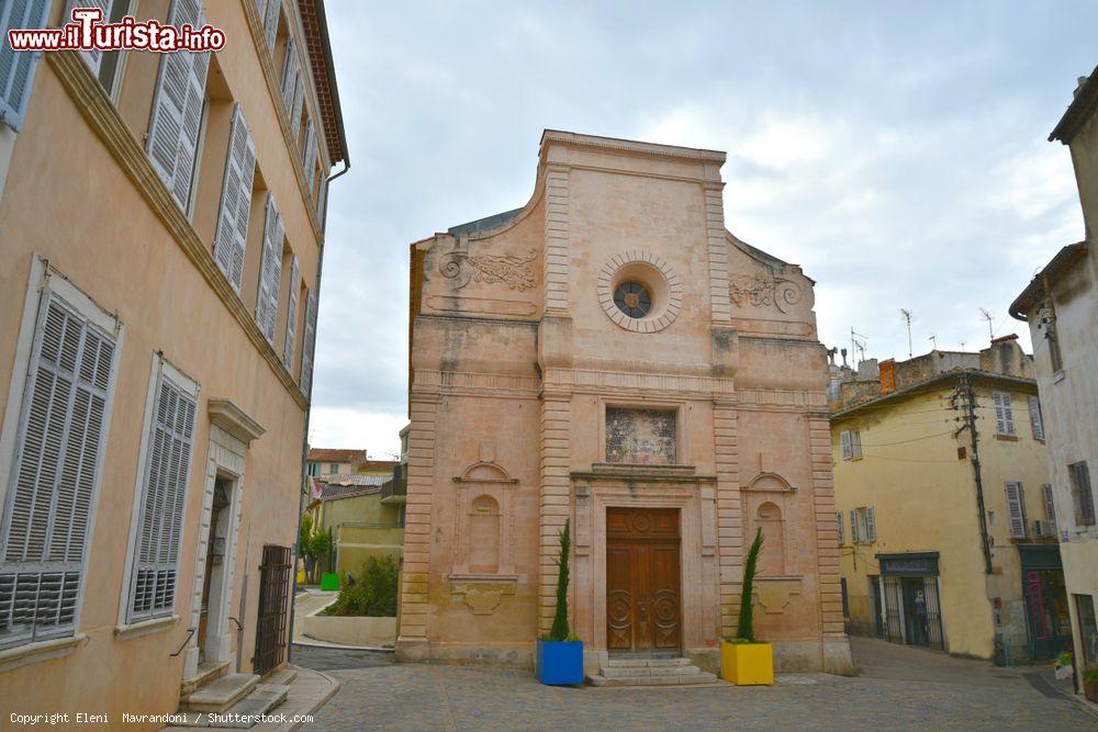 Immagine La vecchia chiesa al porto di La Ciotat, dipartimento Bocche del Rodano, Francia. Siamo nei pressi di Marsiglia - © Eleni Mavrandoni / Shutterstock.com