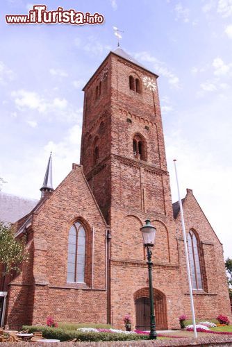 Immagine La vecchia chiesa di Naaldwijk, Olanda. Costruito in mattoni, questo bell'edificio religioso si presenta con una linea architettonica molto semplice caratterizzata da una torre campanaria che svetta al centro.
