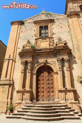 Immagine La vecchia chiesa di Piazza Armerina, Sicilia. L'ingresso di uno degli edifici religiosi di questa cittadina in provincia di Enna, ricca d'arte e con un grande richiamo turistico per il suo patrimonio archeologico, storico e artistico - © mary416 / Shutterstock.com