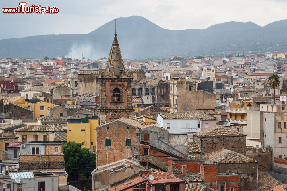 Immagine La vecchia città di Adrano in una giornata di pioggia, provincia di Catania, Sicilia. La città sorge a 560 metri di altezza sul livello del mare e gode di un clima mediterraneo con inverni freschi e  umidi e estati calde e soleggiate.