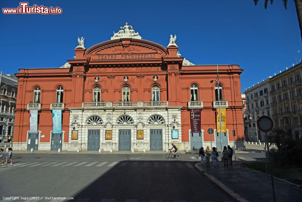 Immagine La vecchia città di Bari con i suoi edifici storici, Puglia, Italia. Capoluogo della regione, ha un ruolo fondamentale grazie alla funzione strategica del suo porto e dell'aeroporto - © Kagai19927 / Shutterstock.com