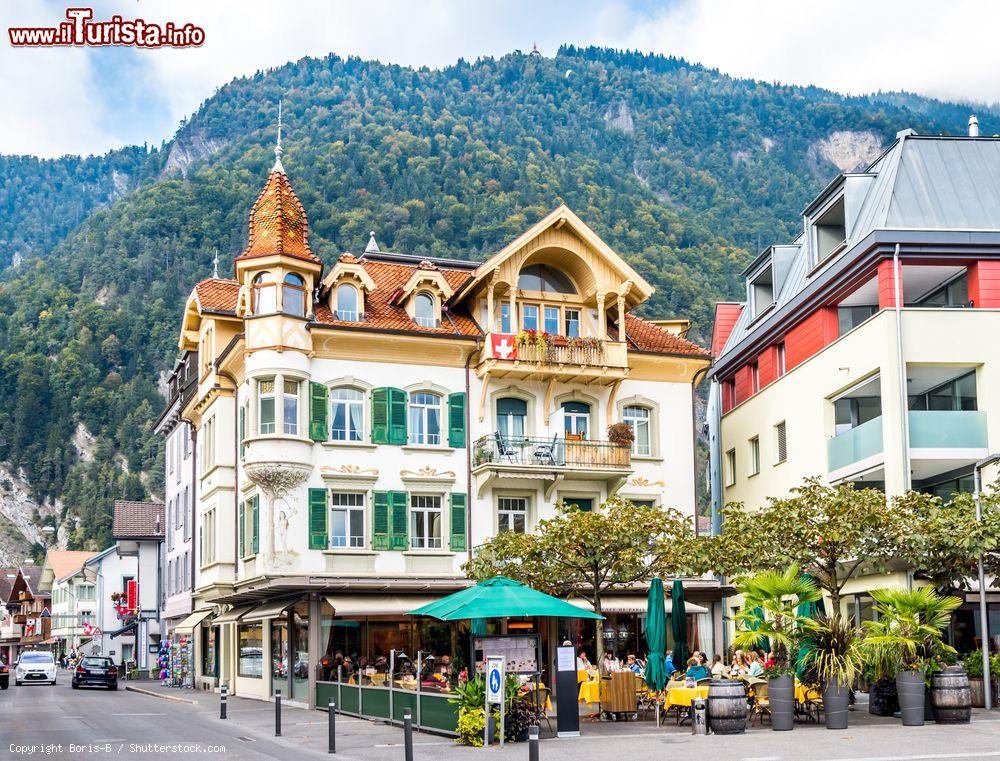 Immagine La vecchia città di Interlaken, Svizzera. E' meta di turisti provenienti da tutto il mondo sia nella stagione invernale che nei mesi estivi - © Boris-B / Shutterstock.com