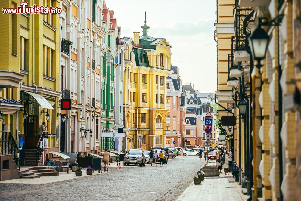 Immagine La vecchia città di Kiev, Ucraina. Le strade cittadine di Vozdvizhenska e Honcharna.