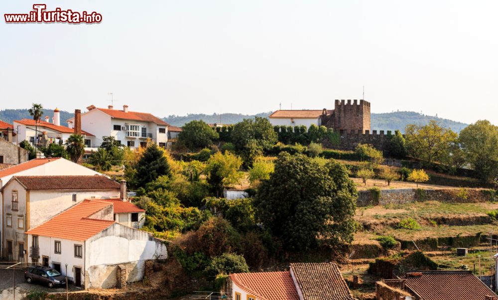 Immagine La vecchia città di Serta con il castello sullo sfondo (Portogallo). Costruito dai romani, il castello è appartenuto all'Ordine dei Templari e in seguito ad altri ordini religiosi.