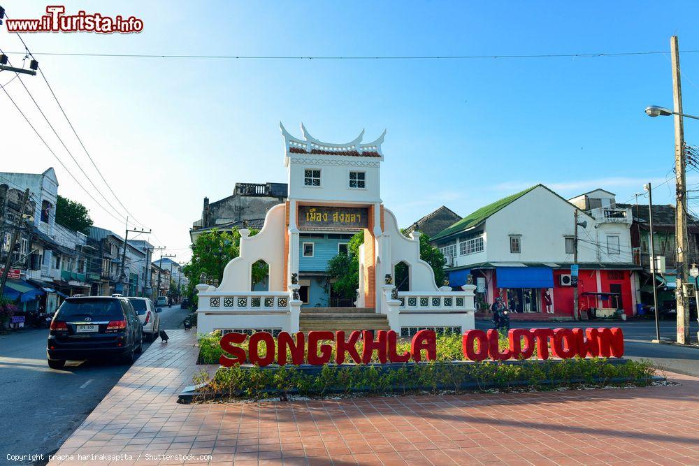 Immagine La vecchia città di Songkhla, Thailandia, con edifici e palazzi - © pracha hariraksapita / Shutterstock.com