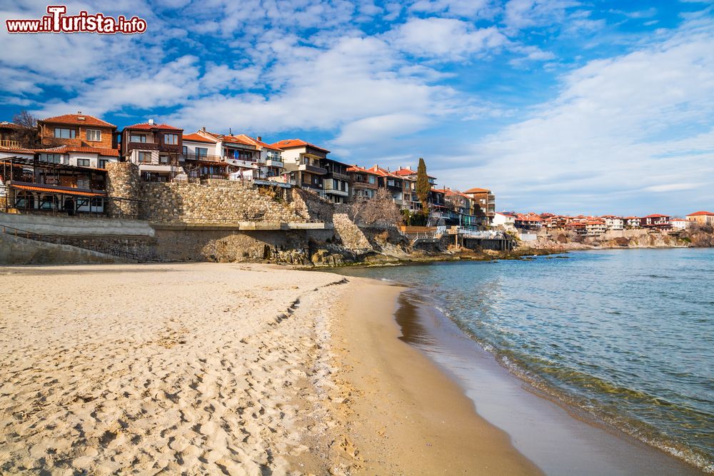 Immagine La vecchia città di Sozopol, Bulgaria, con la spiaggia di sabbia.