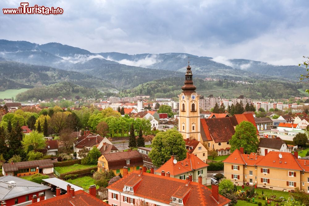 Immagine La vecchia cittadina di Leoben, Austria. Una veduta dall'alto di questa graziosa cittadina della Stiria, nel cuore dell'Austria. 