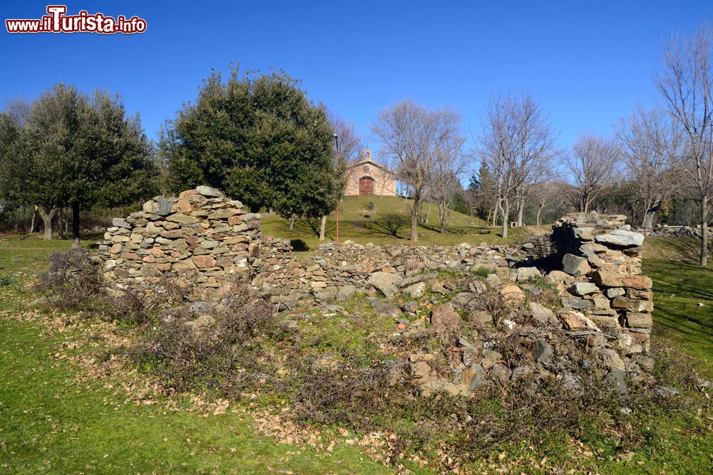 Immagine La vecchia e la nuova chiesa di San Sebastiano a Seui in Sardegna