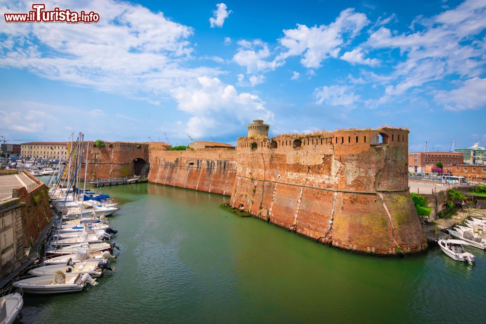 Immagine La vecchia fortezza di Livorno, Toscana, con le barche ormeggiate. Frutto di ricostruzioni nel corso dei secoli, racchiude in sè l'intera storia di Livorno, dalle origini ai giorni nostri.