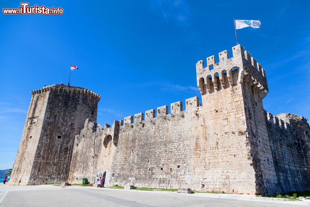 Immagine La vecchia fortezza medievale di Kamerlengo a Trogir, Croazia. Venne costruito nel XV° secolo dai Veneziani come parte del sistema difensivo della città; oggi, nei mesi estivi, ospita rassegna di teatro e cultura.